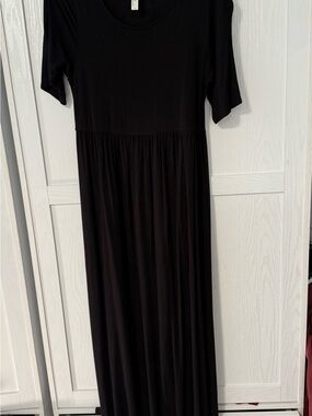 Women's Black Short-Sleeve Maxi Dress - Elegant Everyday Style